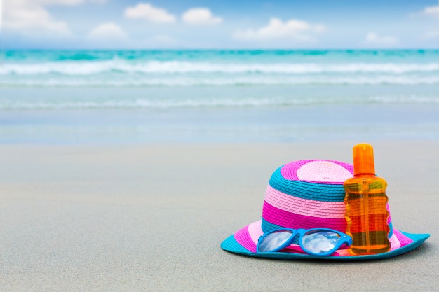 protetor-solar-e-oculos-escuros-com-o-chapeu-na-praia-para-summ_1232-1550_0.jpg